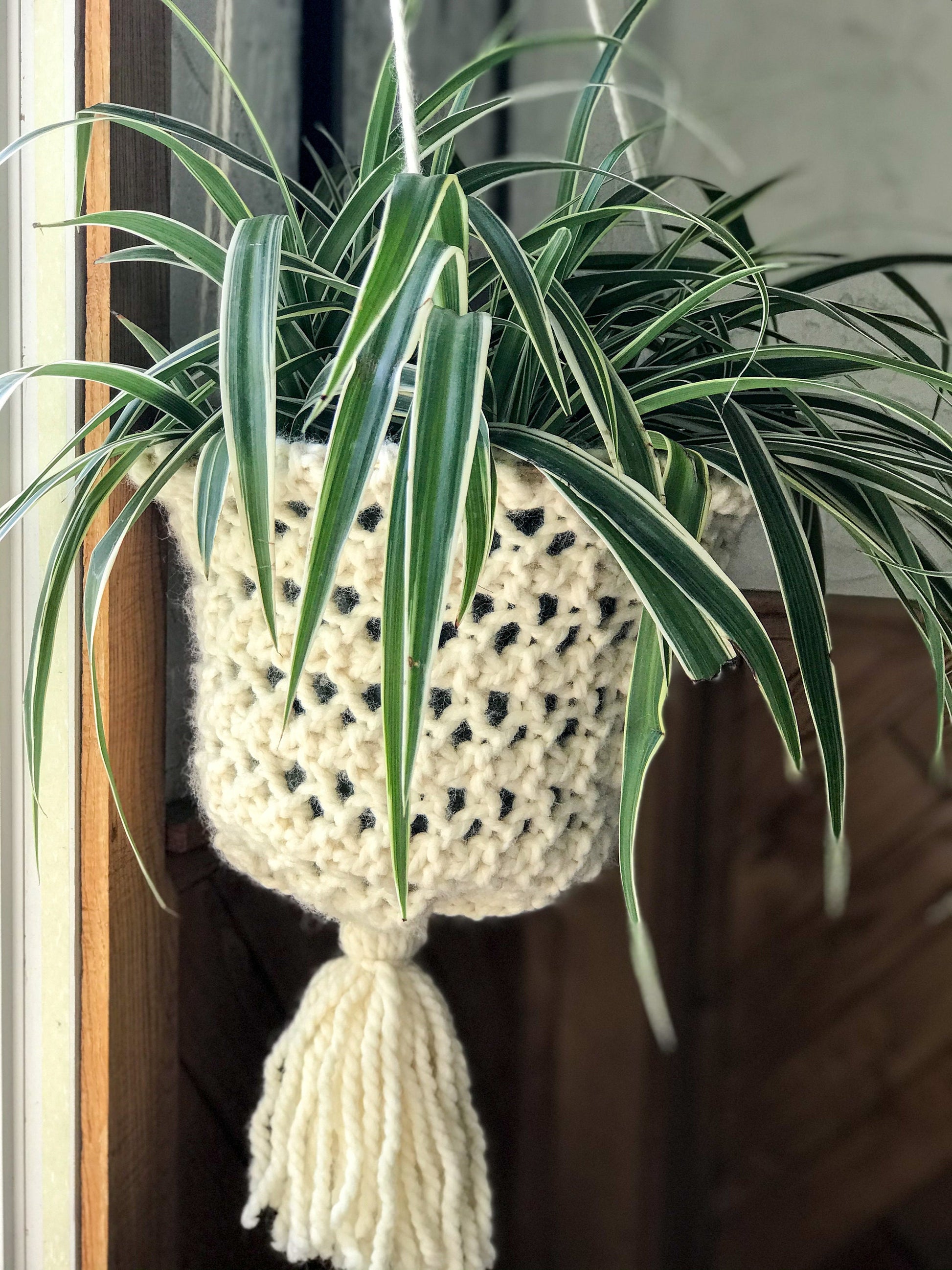 knitted hanging plant Free Hanging Planter Basket Knitting Pattern: Hang In There Basket – Juliette Pécaut Designs